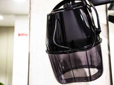 Poniamo l�attenzione sull�unico casco asciugacapelli presente nel locale. �S�, abbiamo deciso di lasciarne almeno uno perch� anche se i tempi sono cambiati e il mestiere si � evoluto, casco e bigodini rimangono pur sempre il tratto distintivo di un parrucchiere�,spiega il titolare